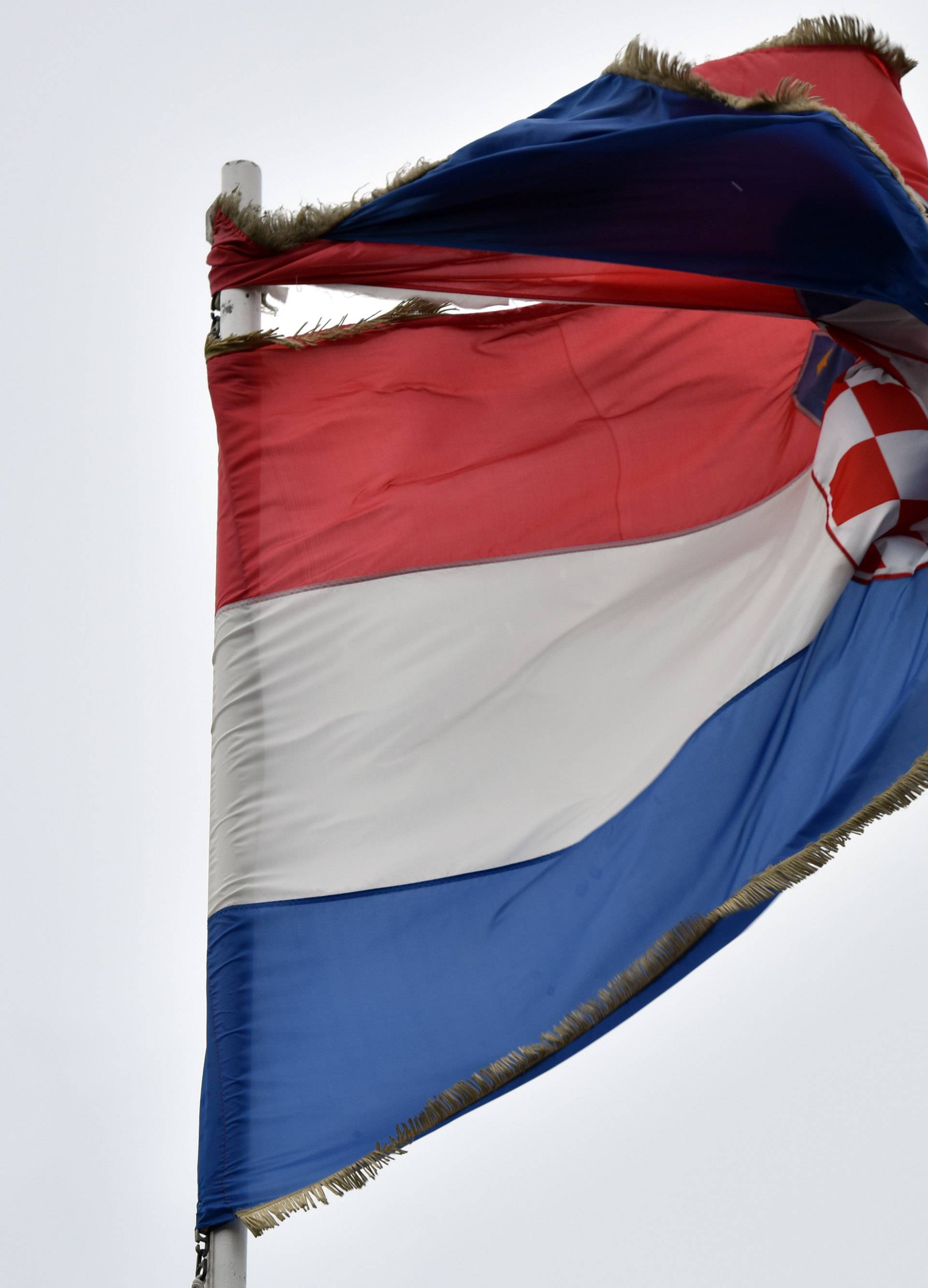 Jugo potrgalo zastavu Republike Hrvatske