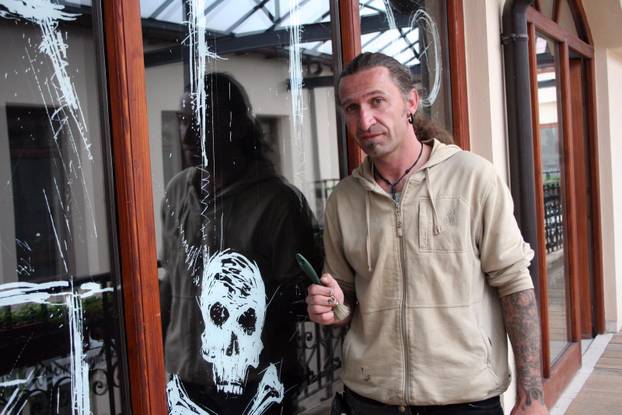 Bjelovar: Sasa Tkal?evi? ure?uje novi tattoo centar