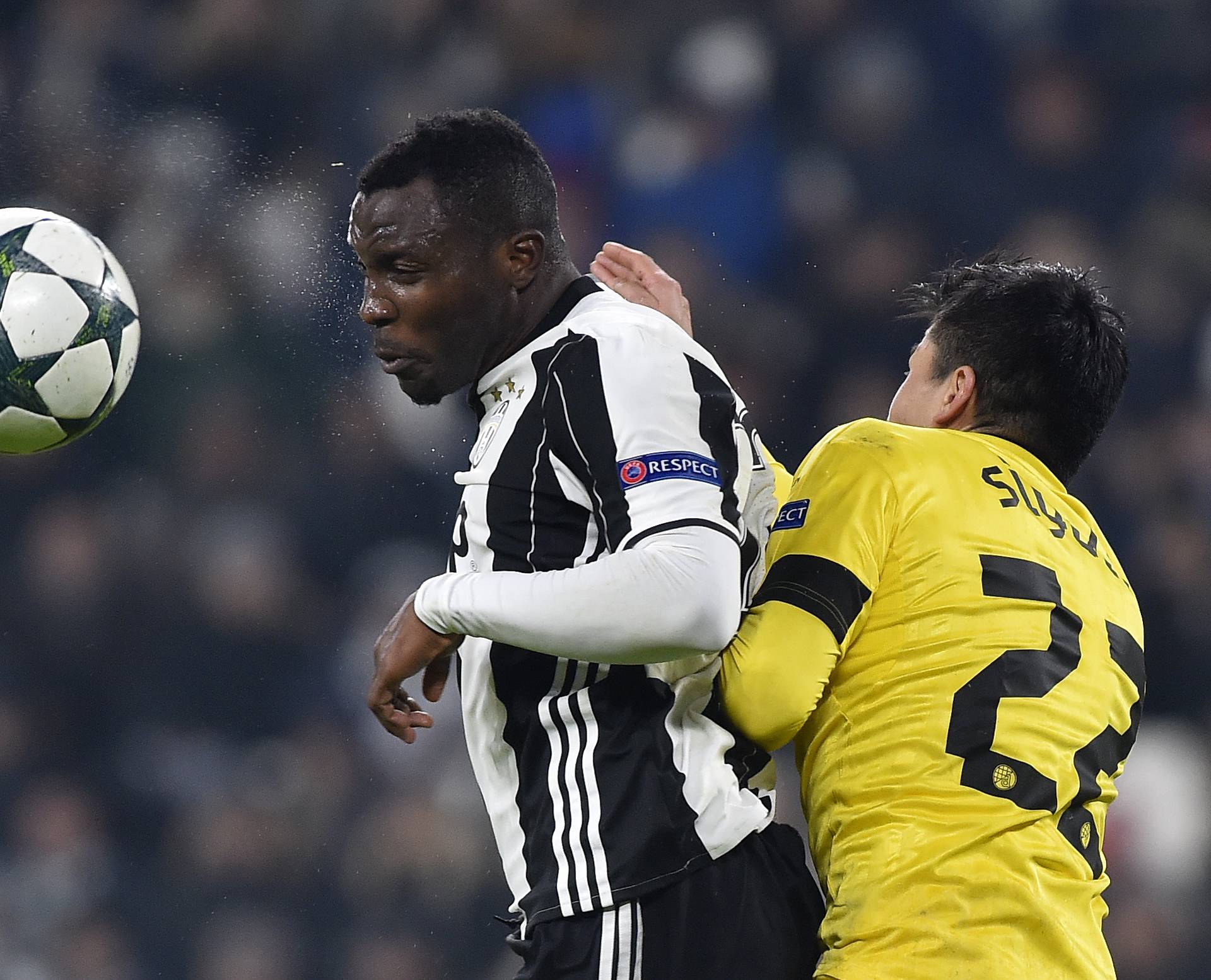 Juventus' Kwadwo Asamoah in action with Dinamo Zagreb's Leonardo Sigali