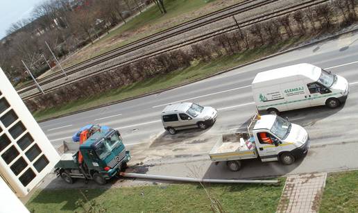 Kamion se popeo na pločnik, udario i srušio rasvjetni stup