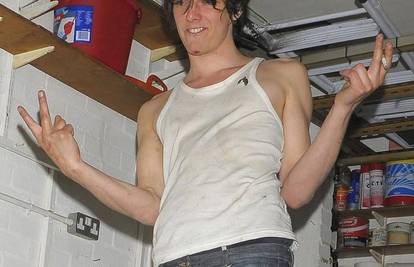 Prijatelj Amy Winehouse provalio u garažu i zaspao