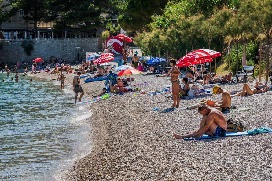 Bol: Ljetni ugođaj na plaži Martinica 