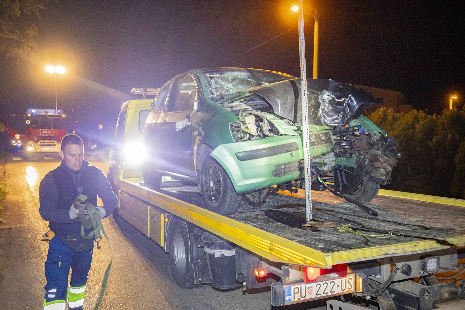 Strašne slike iz Pule: Autom se zabio u stablo. Vatrogasci rezali smrskano vozilo. Preminuo je