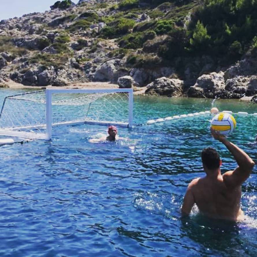 Neuer postao vaterpolist: Nikša Dobud mu dao kapicu s logom Bayerna pa testirao vještine...