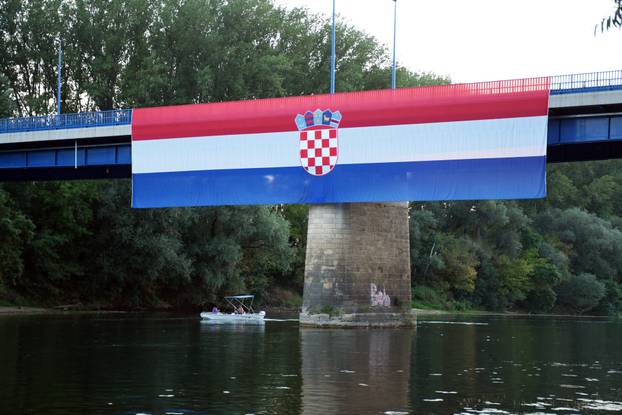 Petrinja: Postavljena velika zastava RH povodom 31.obljetnice VRO Oluje na mostu preko rijeke Kupe