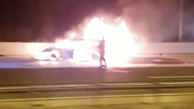 VIDEO Izgorio auto kod tunela Sv. Rok: 'U sekundi je puknulo'