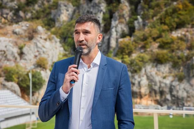 Imotski: Otkriven spomenik Mati Parlovu ispred stadiona Gospin Dolac