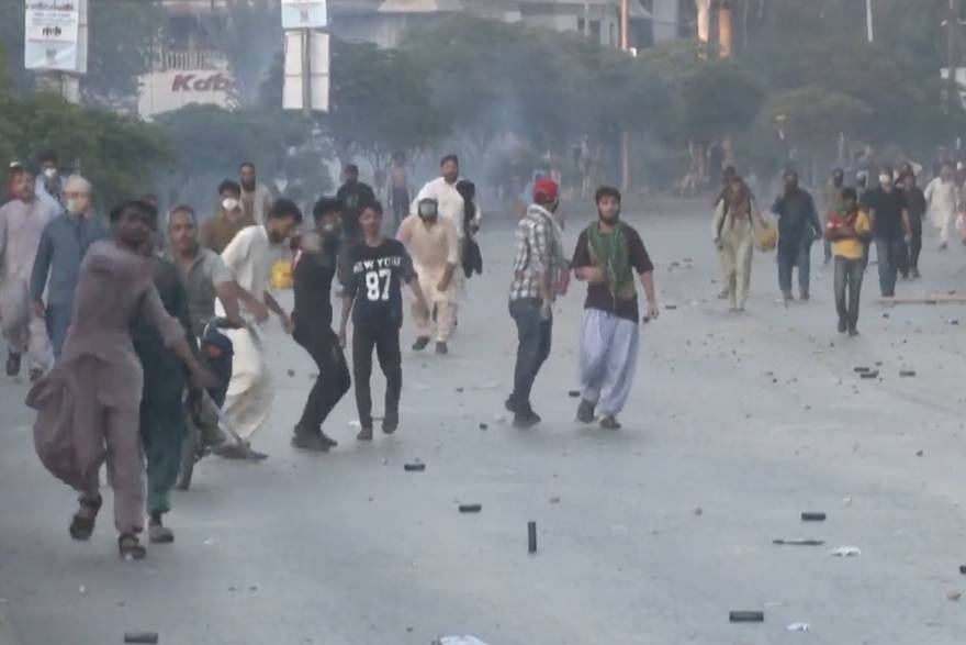 Masovni prosvjedi diljem Pakistana protiv uhićenja bivšeg premijera: Jedna osoba poginula