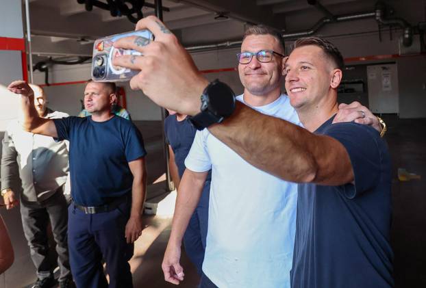 Stipe Miočić prvi se put u životu spustio niz šipku u vatrogasnoj postrojbi Zagreb