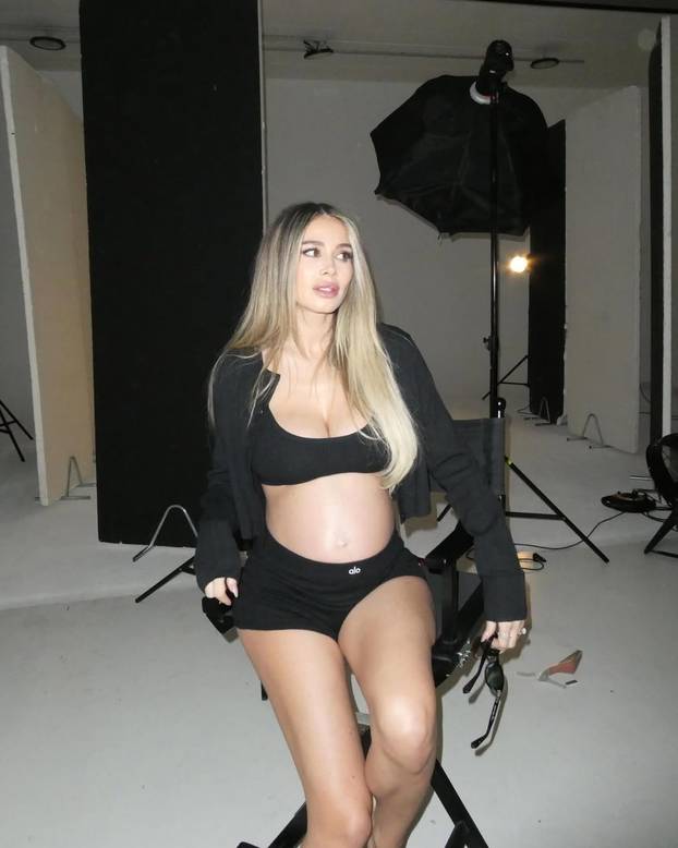 Lidija Bačić je u donjem rublju čistila kupaonicu, Rita Ora grudi pokrila rođendanskim kapicama