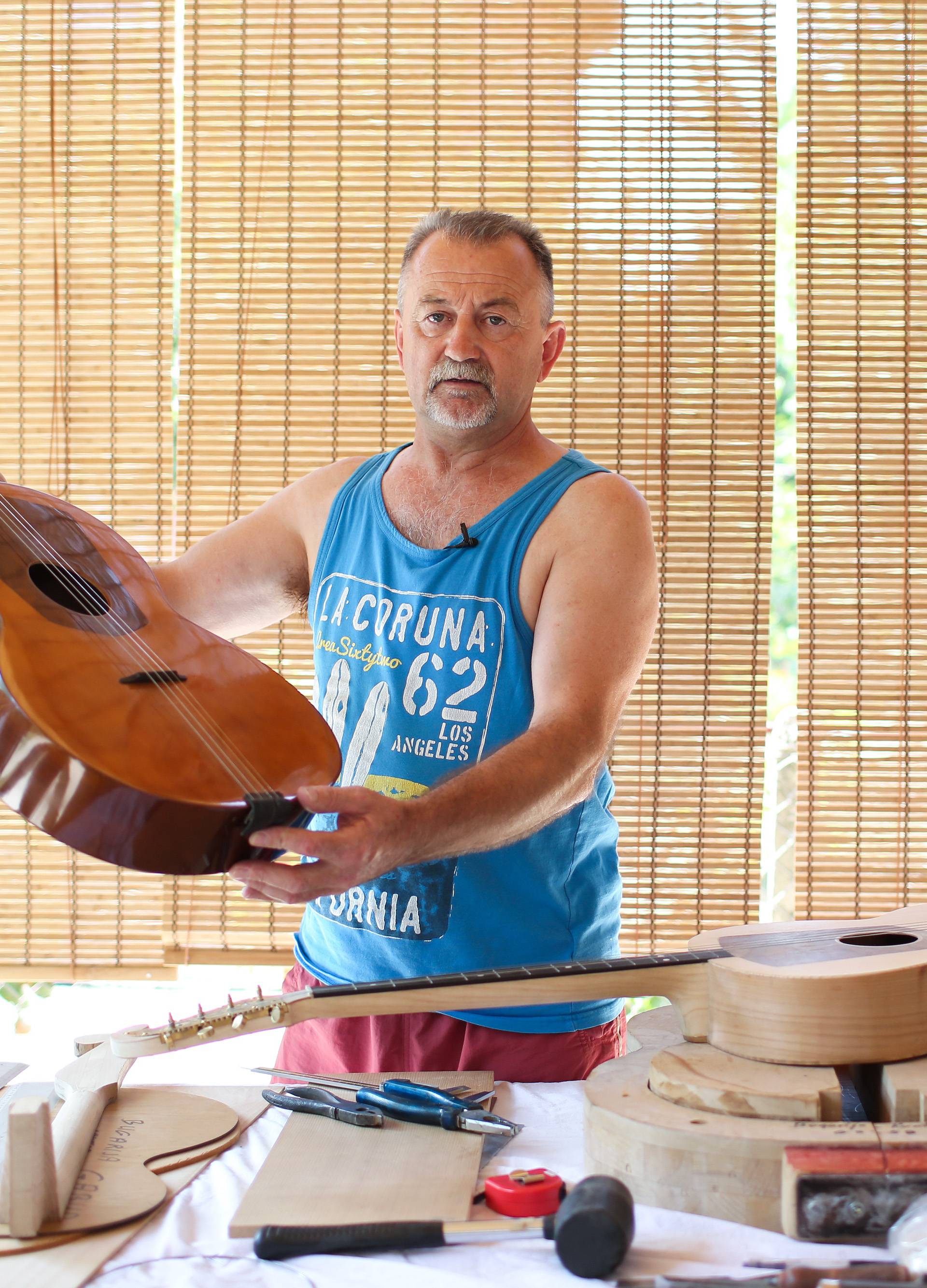 Stjepan je majstor tambure: Za nju se daske suše i pet godina