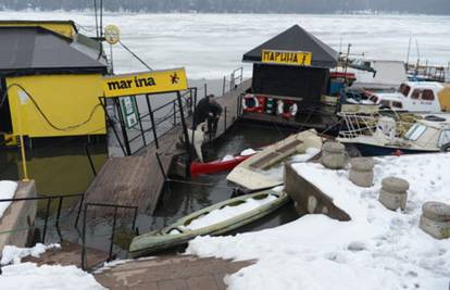 Ledena lavina 'gazi' sve pred sobom, potonuo brod-restoran