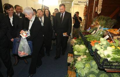 Kosor kupila mrkvu na sajmu, povela je ministre kao potporu