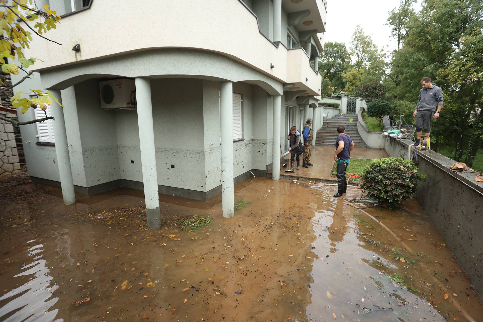 Potop u Novom Vinodolskom, građani čiste posljedice poplave 