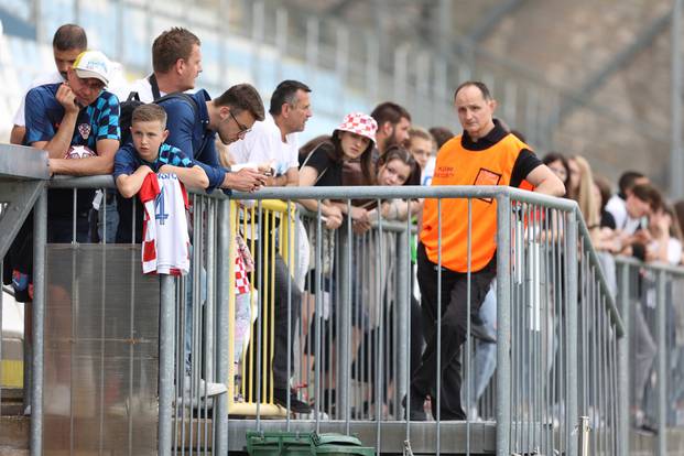 Sportske novosti - VIDEO: POGLEDAJTE NAJSPORNIJI TRENUTAK I SAMI  PROCIJENITE JESU LI SUCI BILI U PRAVU! Rijeka zabila u 91., burno  proslavila gol, a onda se javio VAR