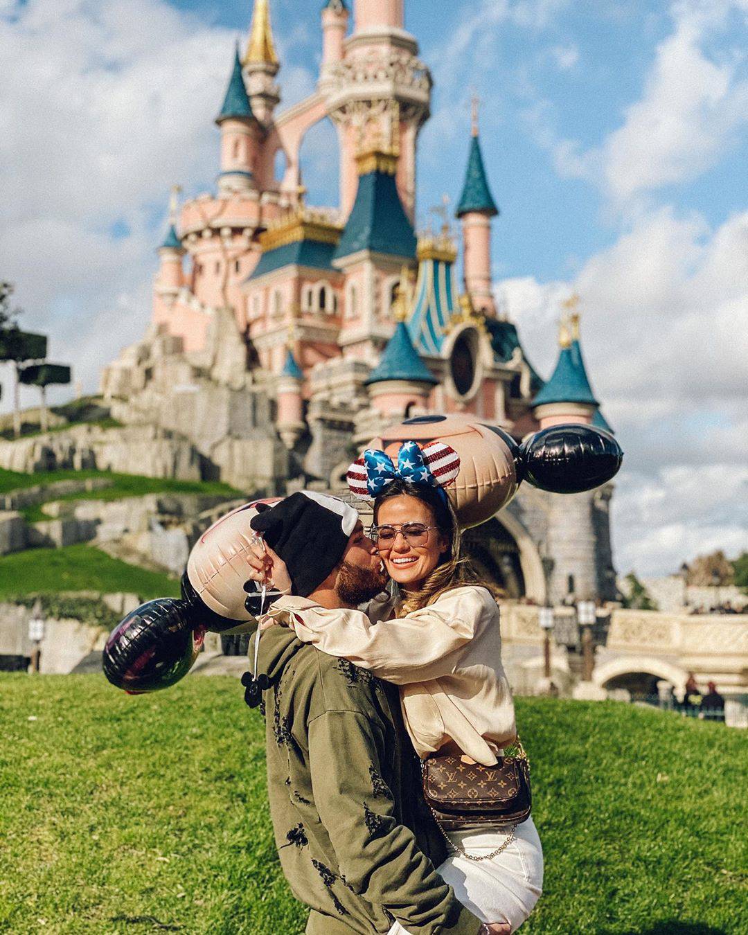 Ćaleta-Car i djevojka uživaju u Disneylandu: Ljubili se u parku
