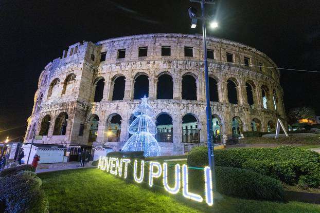 Pula: Podno Arene pokrenut panoramski kotač  koji je dio Adventa