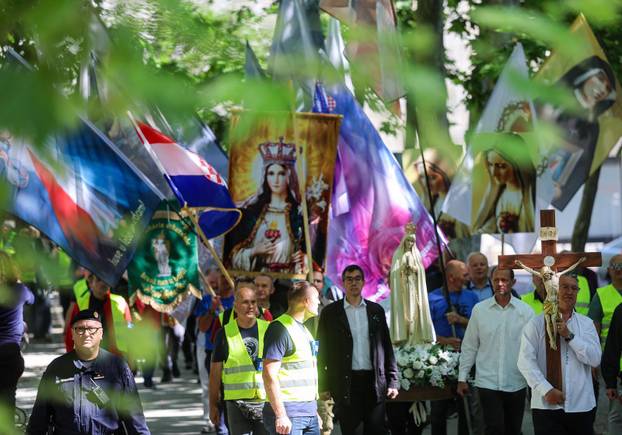 Zagreb: Molitelji na glavnom gradskom trgu