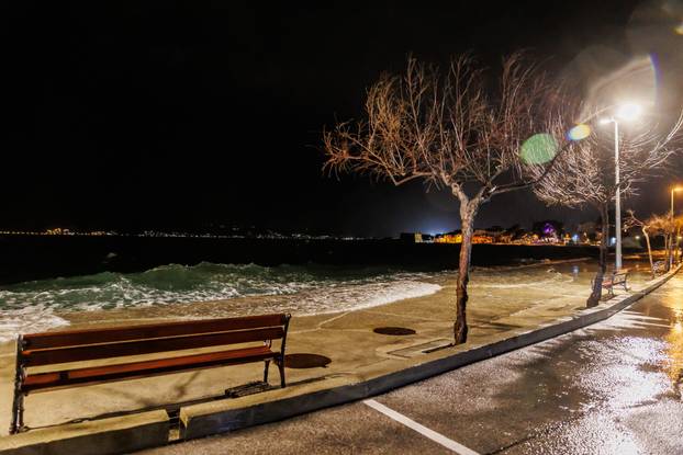 Kaštela: Olujno jugo i plima opet potopili Donja Kaštela