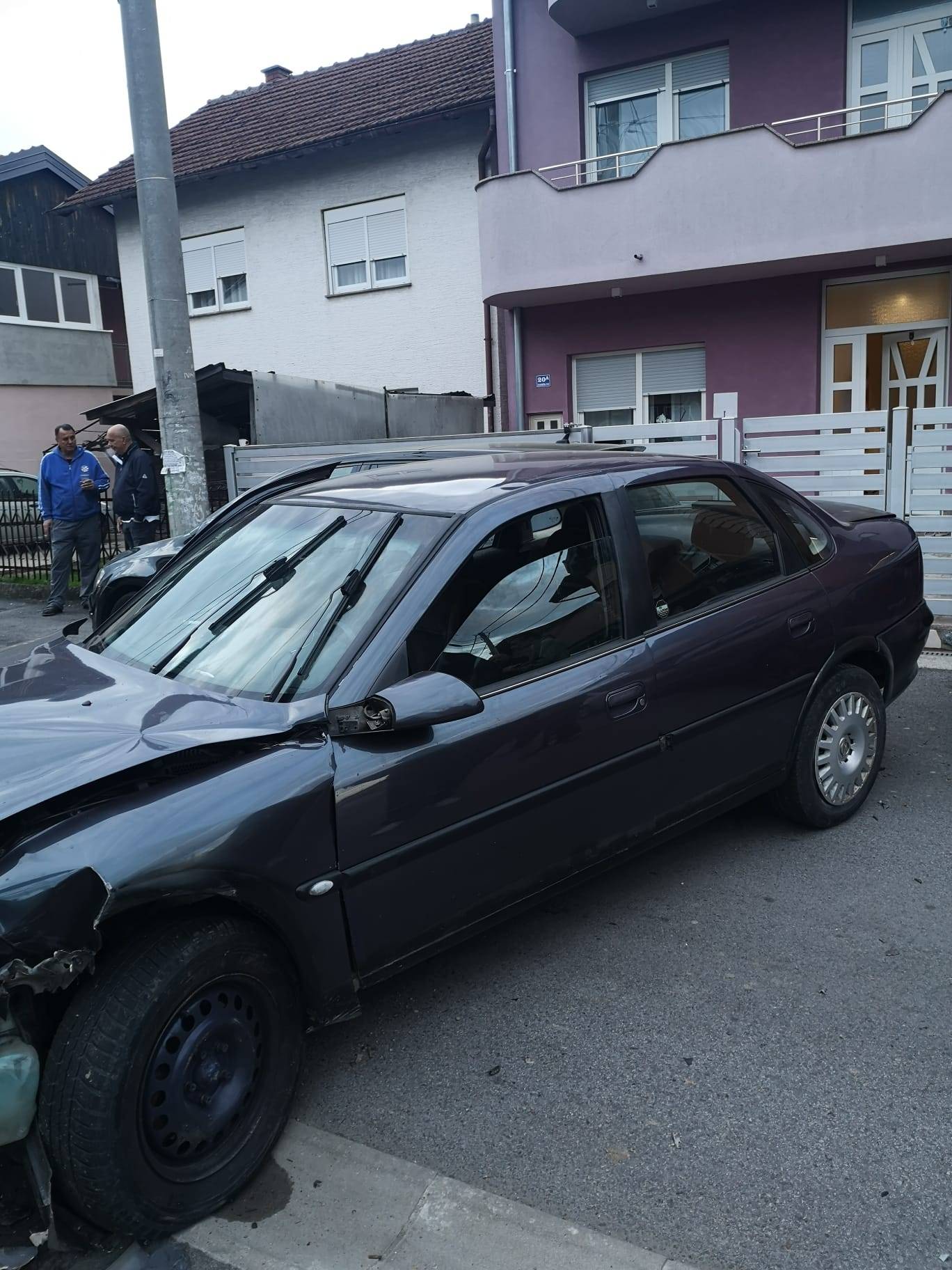 VIDEO Lom u Dubravi: Vozač razbio nekoliko parkiranih auta, napravio kaos pa bježao policiji