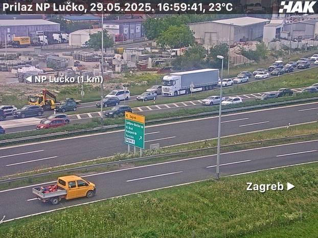 FOTO Kaos na cestama: Kolone prema moru i do 10 kilometara