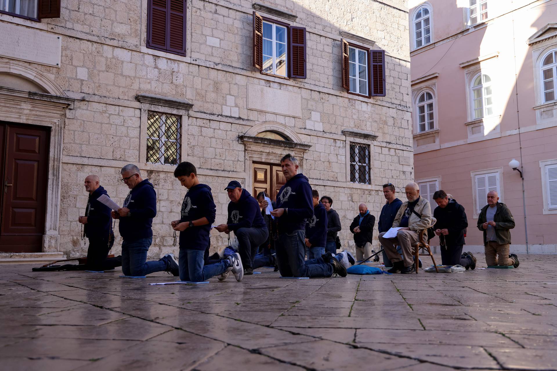 Zadar: Molitelji ispred katedrale Sv. Stošije