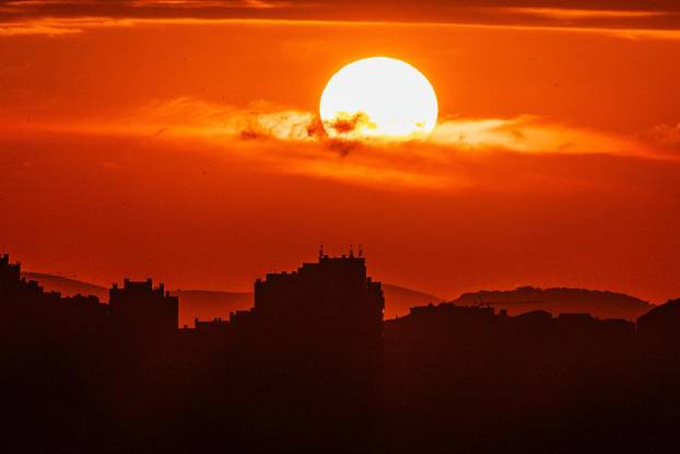 Mravince: Pogled na Split i zalazak sunca iza tmurnih oblaka