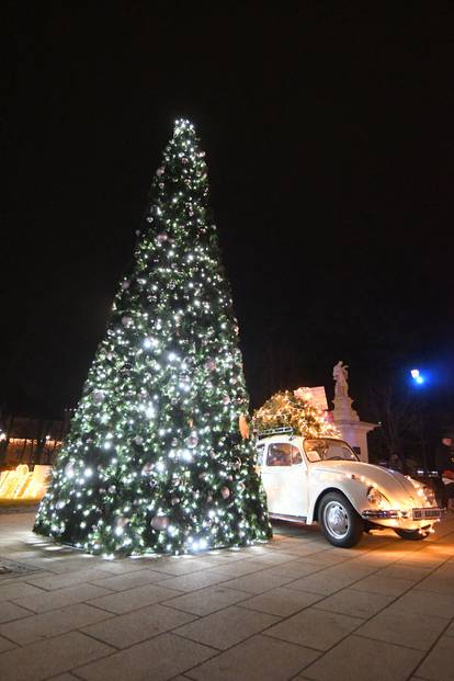 FOTO Advent u Bjelovaru: Cijeli grad pun je lampica i ukrasa