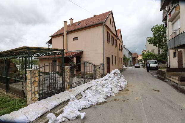 Hrvatska Kostajnica: Porast vodostaja rijeke Une, na snazi izvanredne mjere obrane od poplava