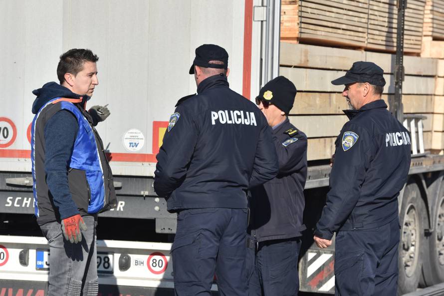 Migranti se ušuljali u kamion: Protjerat će ih iz Hrvatske...