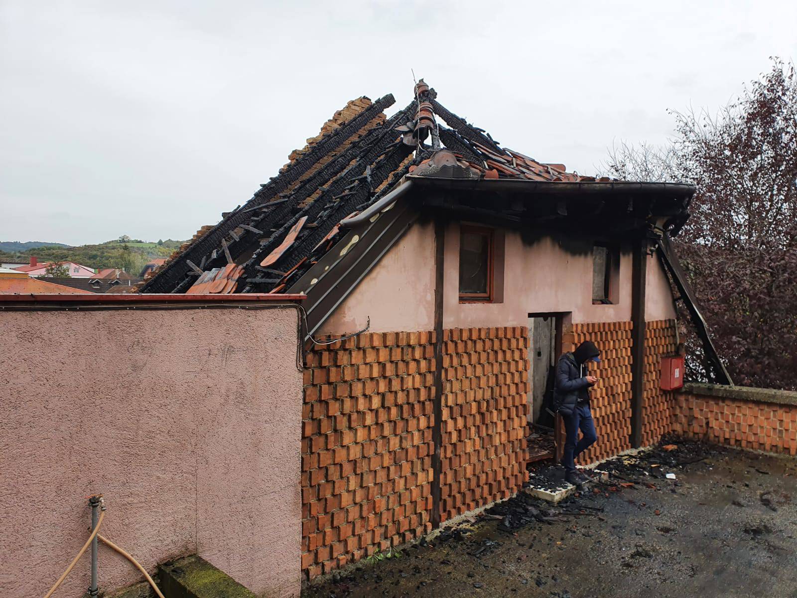 Izgorjelo sve osim Gospe i križa