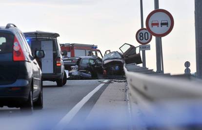 Varaždin: U teškoj prometnoj nesreći poginula dva mladića