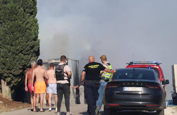 Požar u Vinišću stavljen pod kontrolu, policija istražuje uzrok