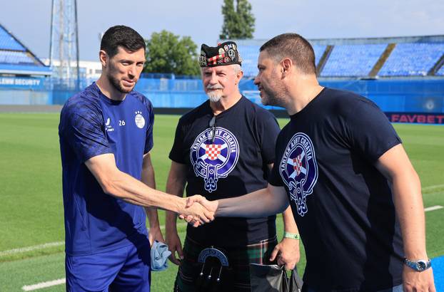 Zagreb: Udruga Tartan Army Croatia uručila je Scottu McKenni plaketu za doživotno članstvo u udruzi