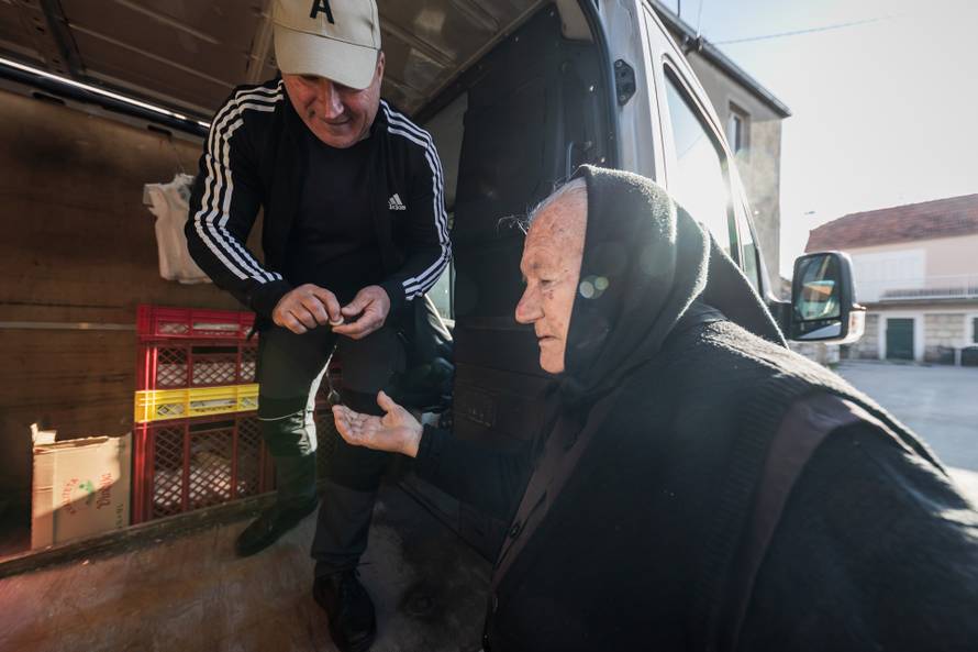 Katuni Kreševo: Reportaža o dostavi kruha u malenim zaselcima Dalmatinske zagore