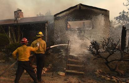 U požaru u Kaliforniji poginulo dvoje, 100 domova uništeno