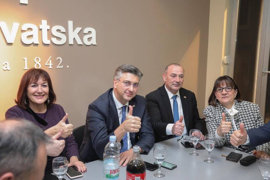 Zagreb: Izborni stožer tima "Odvažno za Hrvatsku" na unutarstranačkim izborima u HDZ-u