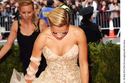 Rita Ora  i Kim 'natjecale' su se koja će bolje pokazati gaćice 