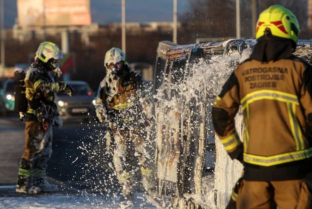 Zagreb: Požar kombi vozila na  Aveniji Većeslava Holjevca