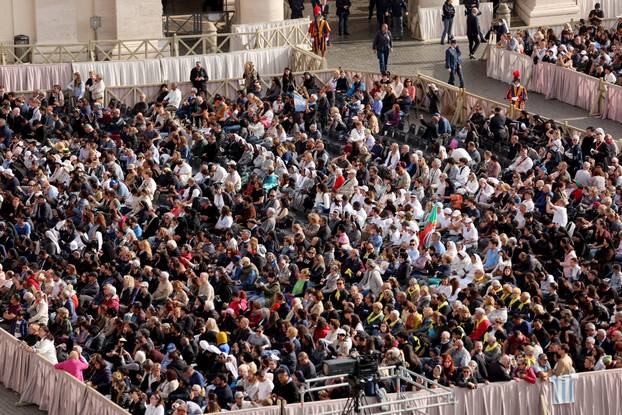 Rim: Brojni vjernici na Trgu sv. Petra čekaju procesiju s tijelom pape Franje