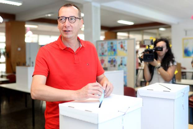 Rijeka: Kandidat za gradonačelnika Marko Filipović glasovao u drugom krugu lokalnih izbora