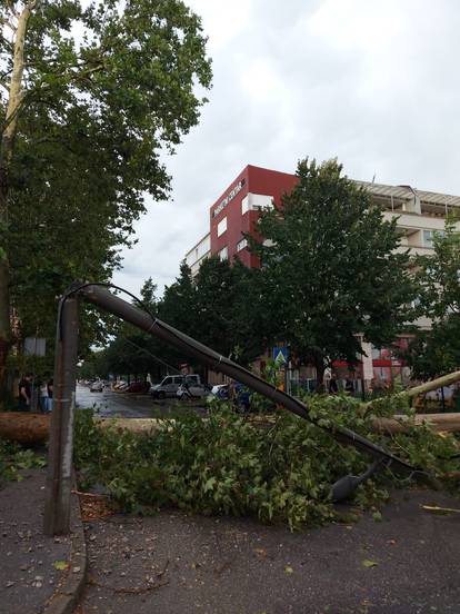 FOTO Neviđeni kaos u Zagrebu i okolici: Vjetar čupao stabla i dizao krovove po cijelom gradu