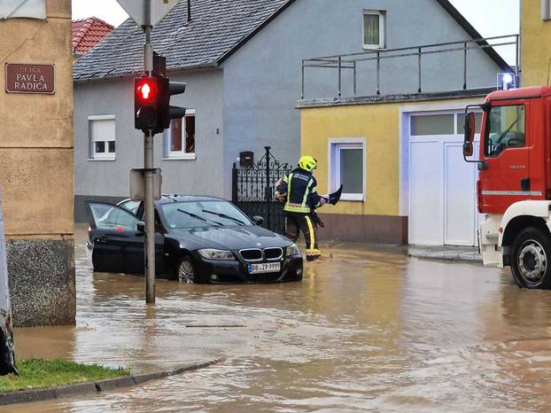 FOTO Požeški vatrogasci spasili su staricu iz automobila u vodi