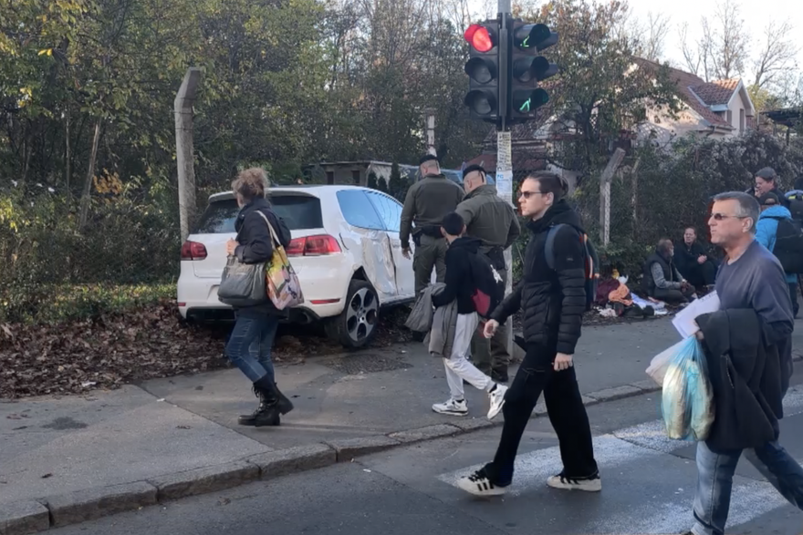 Užas u Beogradu: Autom se zabio u grupu ljudi. Dvoje ljudi ostalo je zarobljeno ispod auta