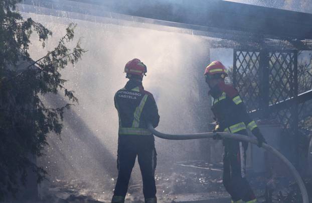 Požar u Vinišću stavljen pod kontrolu, policija istražuje uzrok