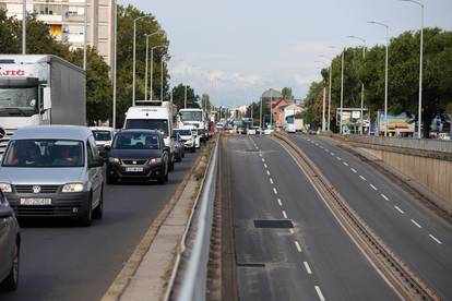 FOTO Ljudi se vraćaju u Zagreb, radovi još traju: Ovako je jutros bilo na podvožnjaku kod Savske