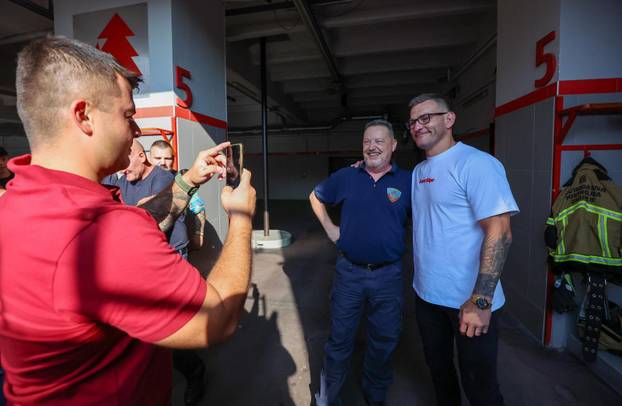 Stipe Miočić prvi se put u životu spustio niz šipku u vatrogasnoj postrojbi Zagreb