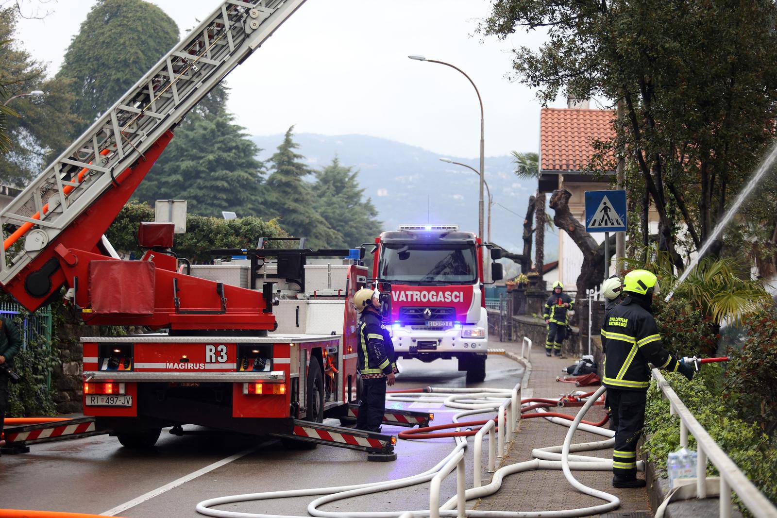 Požar hotela Miramar u centru Lovrana