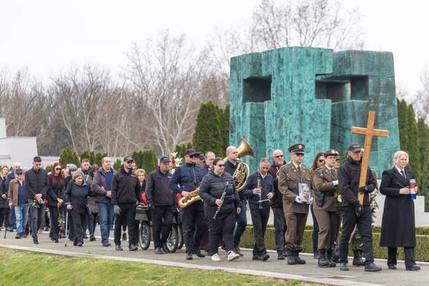 Vukovar: Posljednji ispraćaj i ukop identificiranih posmrtnih ostataka hrvatskog branitelja iz Domovinskog rata Stjepana Patka 