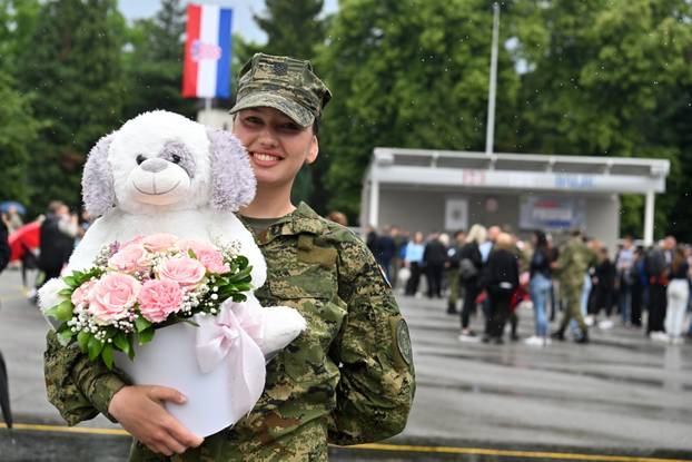 FOTO Suze i zagrljaji u Požegi: 900 novih ročnika položilo prisegu, među njima i 53 žene